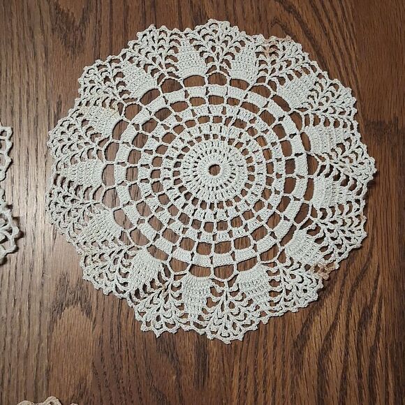 Set of 5 lovely vintage Crochet Doilies in Cream and Tan - Picture 5 of 14